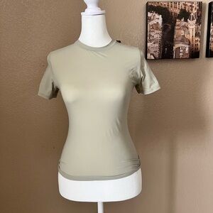 SKIMS Fits Everybody Short Sleeve T-shirt Size: S